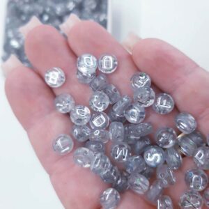 Miçanga Alfabeto Letrinha Translúcida Prata 4x7mm- 50G