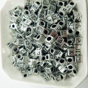 Miçanga Letras Alfabeto Dadinho Prata 6x6mm- 50 gramas
