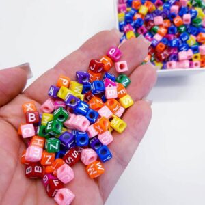 Miçanga Letrinha Alfabeto Dadinho Colorido 6x6mm- 50 gramas