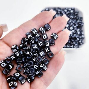 Miçanga Letras Alfabeto Dadinho Preto 6x6mm- 50 gramas