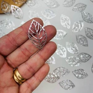 Aplique Folha Metal vazado prata 3,4x2,0cm- 2unid