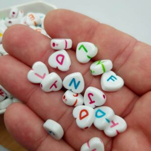 Miçangas Letrinhas Alfabeto Coração Colorido 4x11mm- 50 gramas