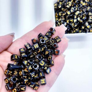 Miçanga Letrinha Alfabeto Dadinho Preto 6x6mm- 50 gramas